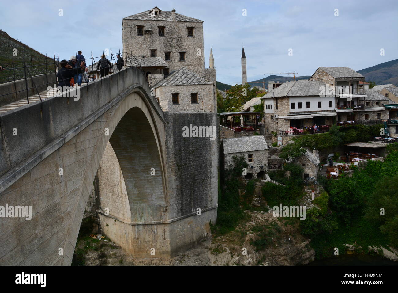 Menschen überqueren die umgebaute 16. Jahrhundert osmanischen Brücke Stari Most oder alte Brücke in Mostar. Stockfoto