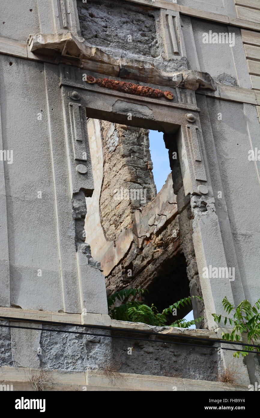 Das offene Fenster eines Gebäudes zerstört während des Bosnienkrieges in Mostar. Stockfoto