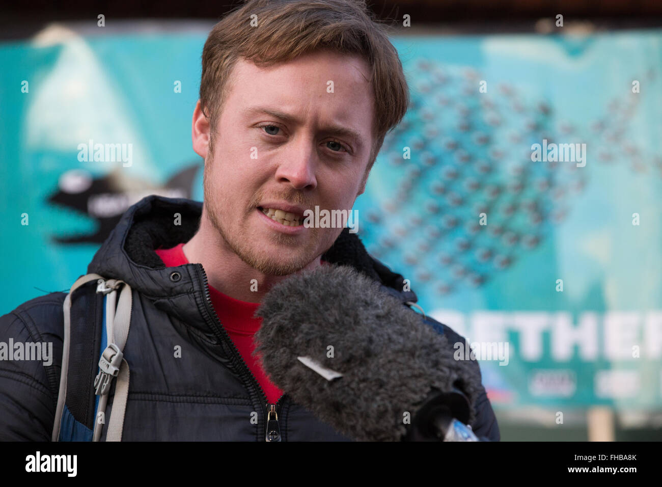 London, UK. 24. Februar 2016. Ein Aktivist liest eine Erklärung von Reclaim The Power nach der Verurteilung von Heathrow 13 in Willesden Magistrates Court. Bildnachweis: Mark Kerrison/Alamy Live-Nachrichten Stockfoto