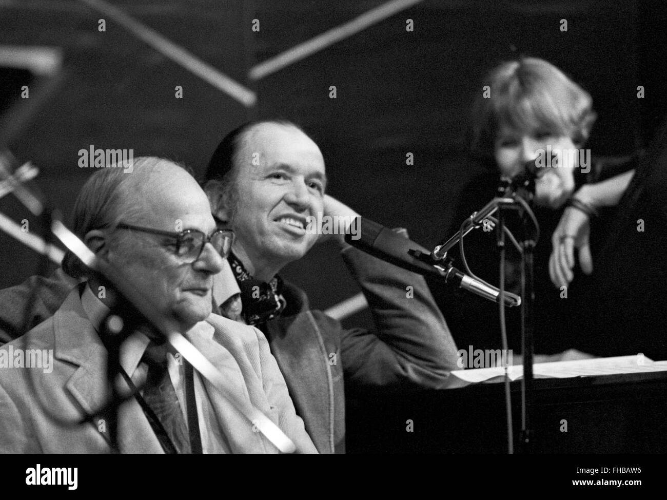 Artie Baker (links) und Bob Dorough während einer Sitzung am Weinberg Theater in New York City, die Barbara Lea am Gesang vorgestellt. Lea ist sichtbar im Hintergrund dieses Foto. Einige der Tracks aus dieser Sitzung wurden in ihrer Hoagy Kinder Alben veröffentlicht. Diese Session war 22. Januar 1984. Stockfoto
