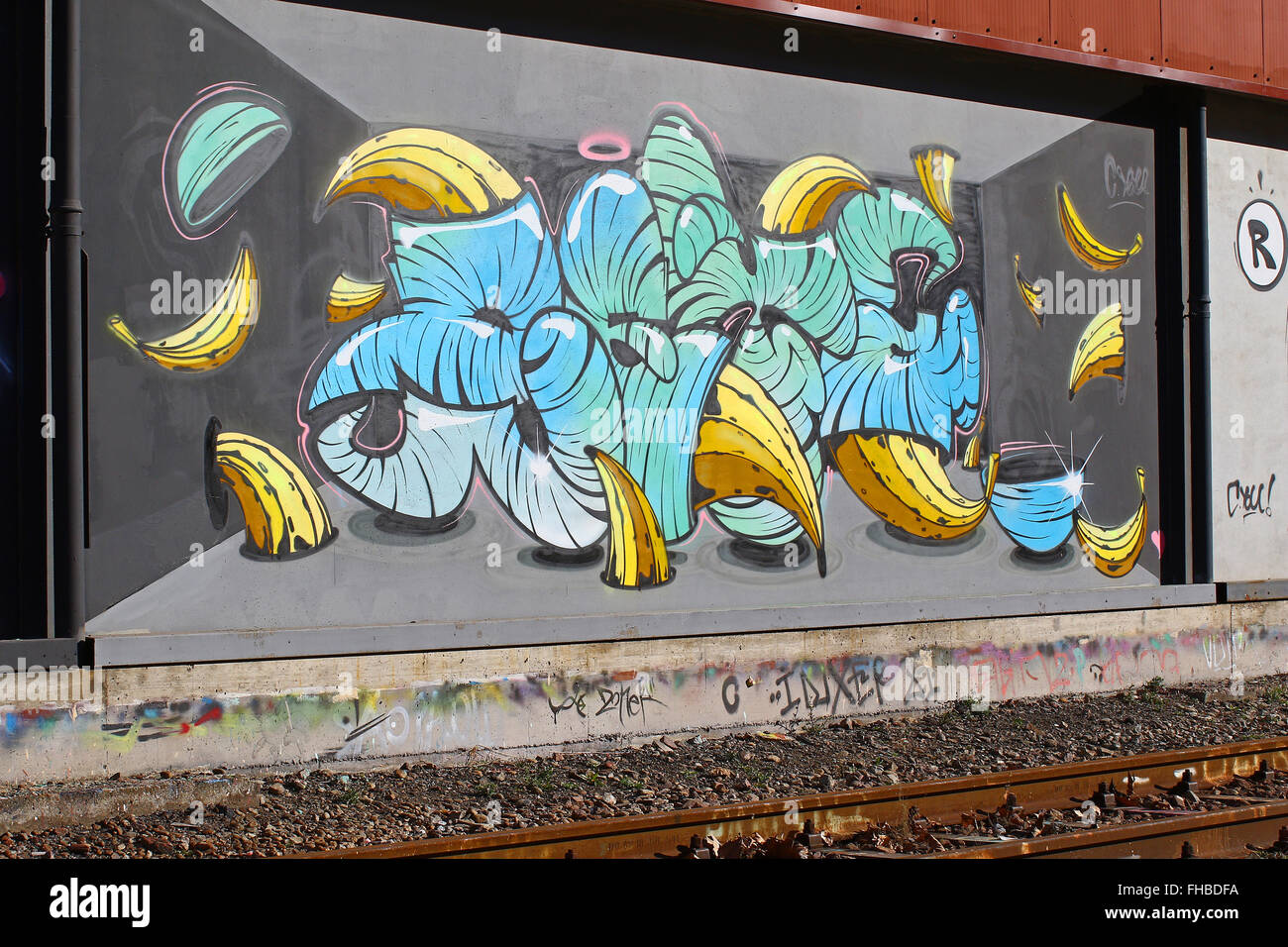 Cadenazzo, Schweiz, Februar 2016: Urban Graffiti Wandkunst entlang Eisenbahnschienen halten Aufspringen Stockfoto