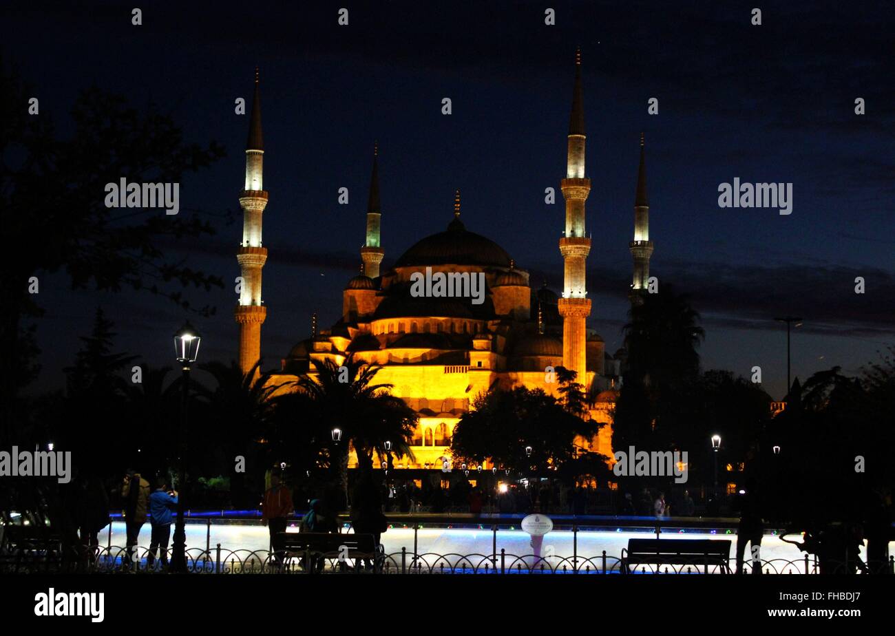 Blaue Moschee (Sultan-Ahmed-Moschee) leuchtet in der Nacht, Istanbul, Türkei Stockfoto