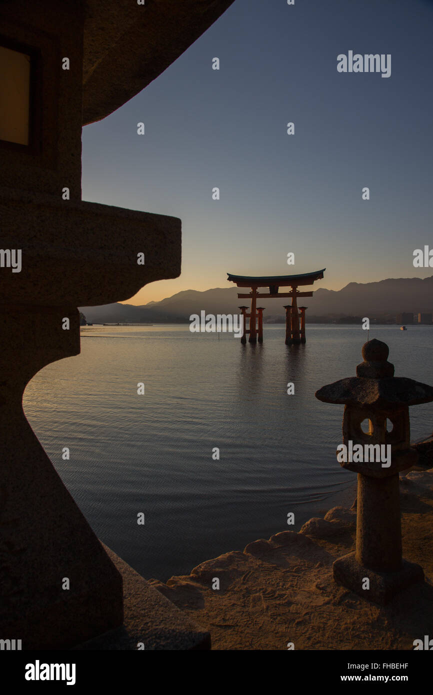 Große rote Torii Miyajima Japan Itsukushima-Schrein Stockfoto