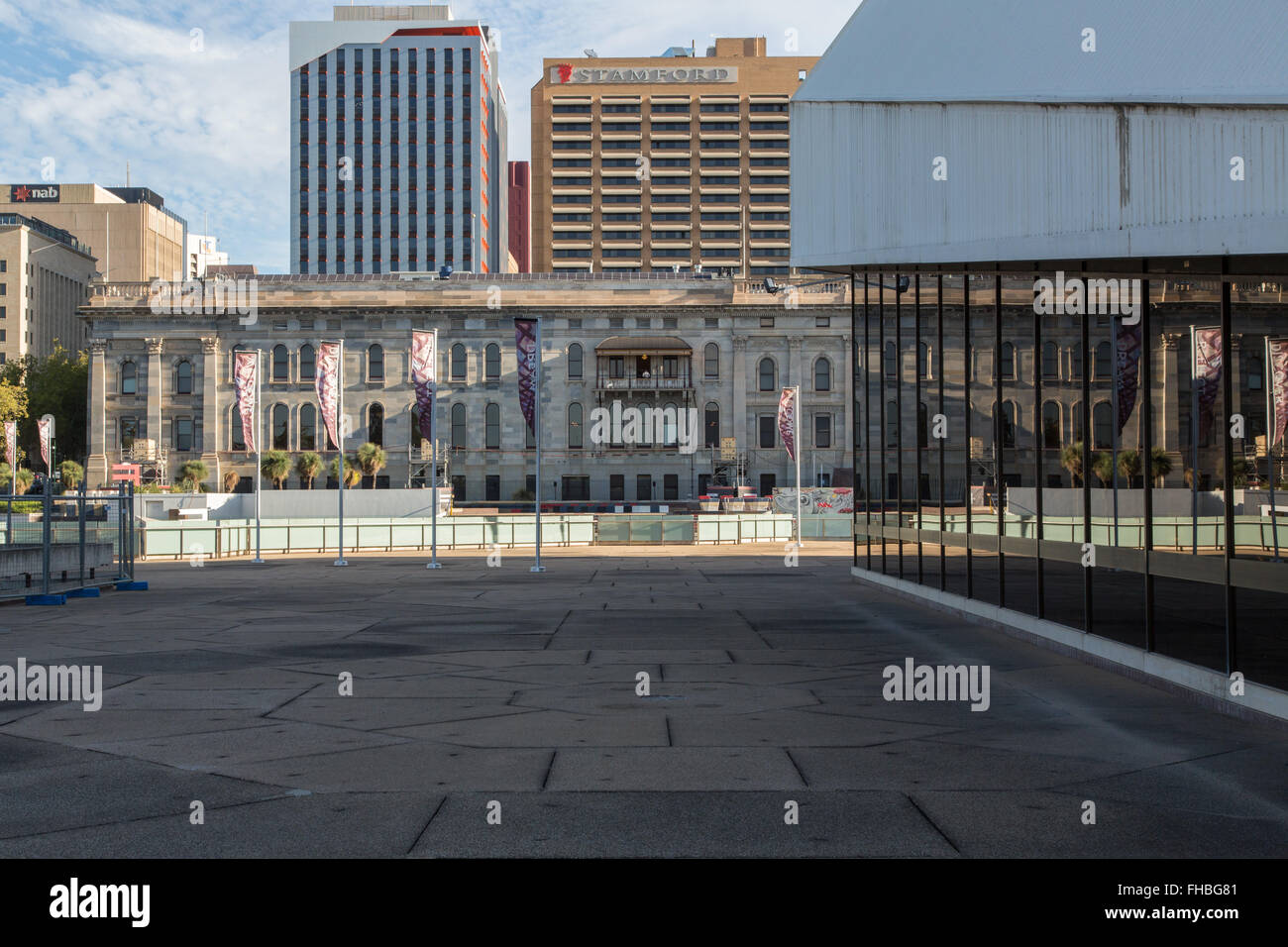 Adelaide Parlamentsgebäude eine Hochhäuser im Hintergrund gesehen von Plattform des Festivalzentrums mit Reflexion Stockfoto