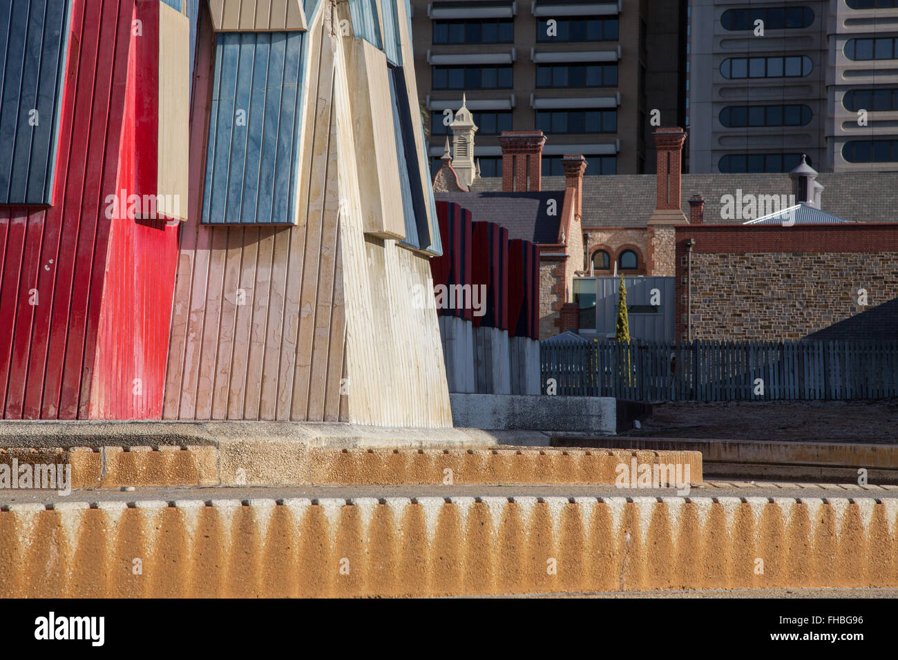unten Details der Skulptur von Otto Herbert Hajek mit Schichten von vielfältige Architektur in seinem Hintergrund Stockfoto