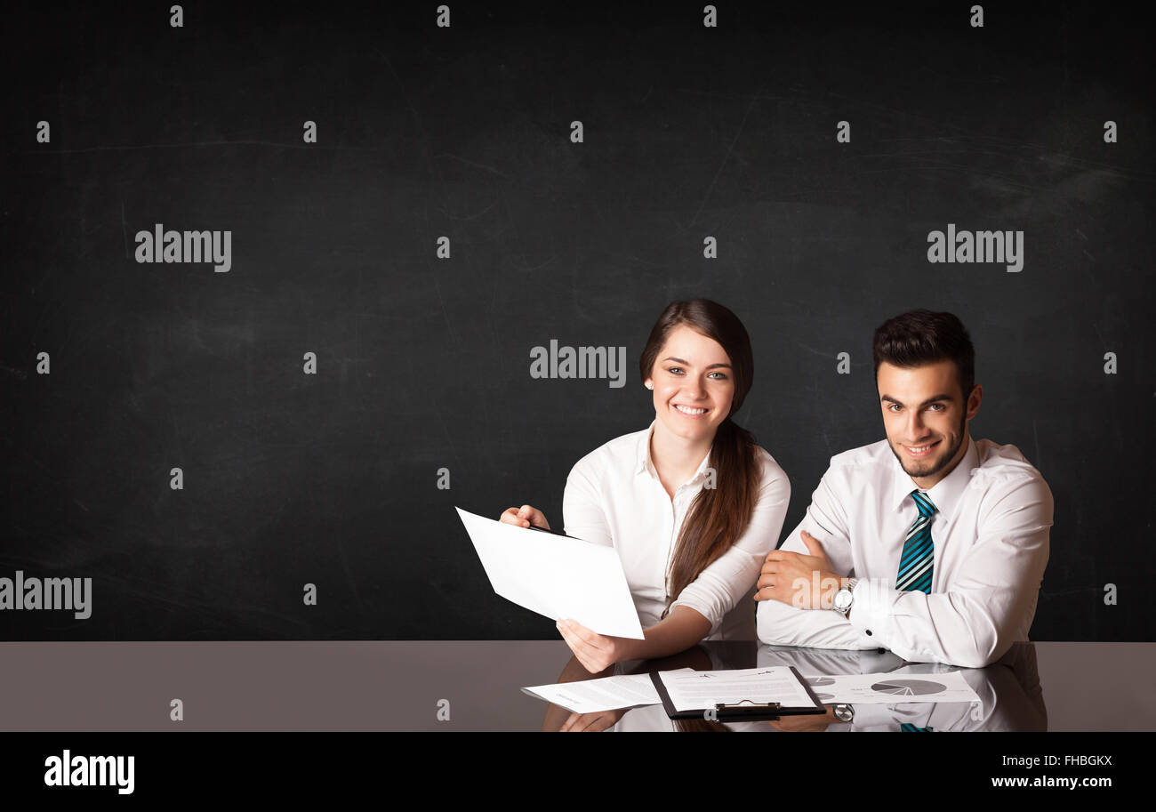 Business-paar mit schwarzem Hintergrund Stockfoto