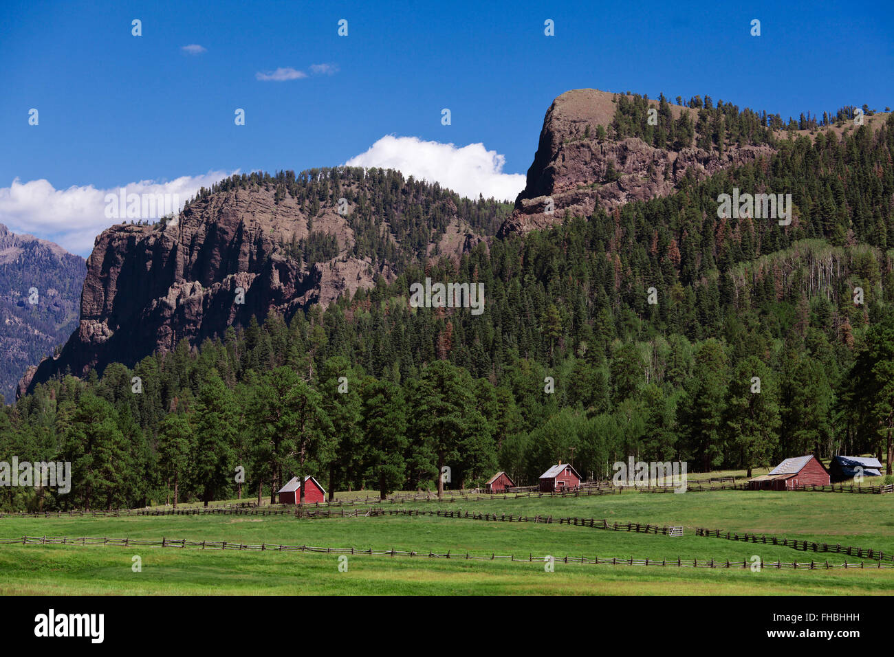 Eine Ranch befindet sich unter vulkanischen Gipfeln in den ROCKY MOUNTAINS - südlichen COLORADO Stockfoto