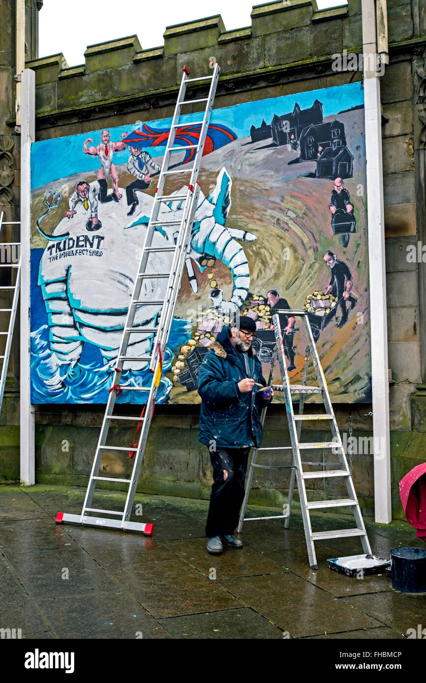 Mitglied der Künstler für Gerechtigkeit und Frieden arbeiten auf einem Wandgemälde in der St. Johns Episcopal Church in Edinburgh. Stockfoto