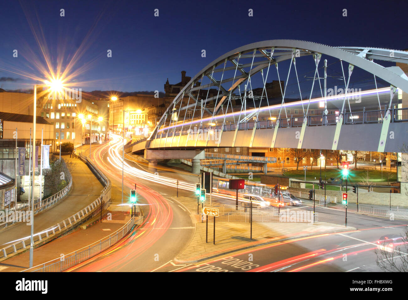 Sheffield, Yorkshire, Großbritannien 2016 A Straßenbahn kreuzt Park-Brücke über dem Park Square Kreisverkehr im Zentrum von der Stadt Sheffield, UK Stockfoto