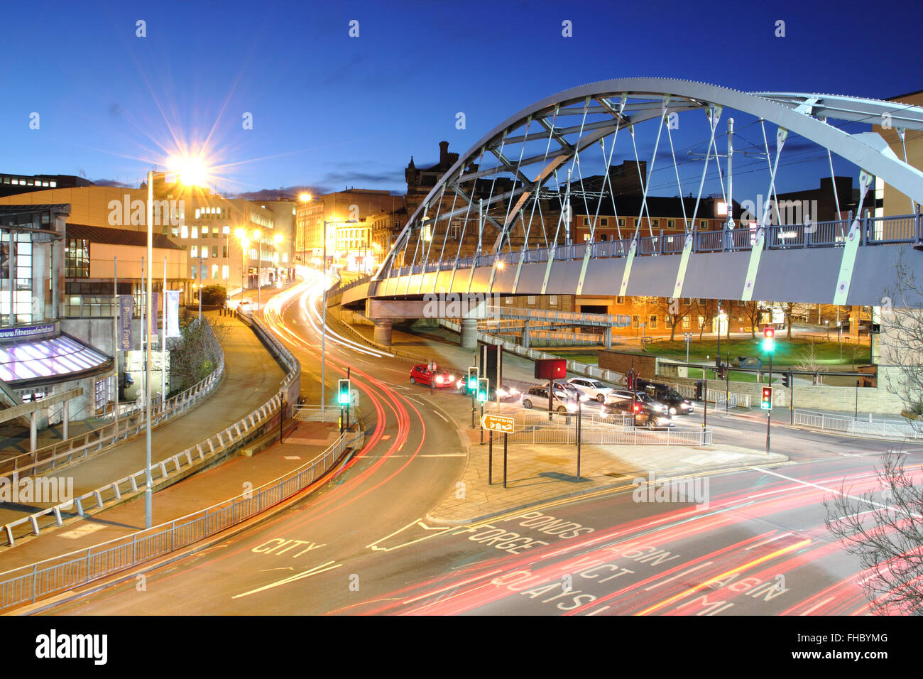 Park-Brücke über dem Park Square Kreisverkehr im Zentrum von der Stadt Sheffield, South Yorkshire England UK Stockfoto