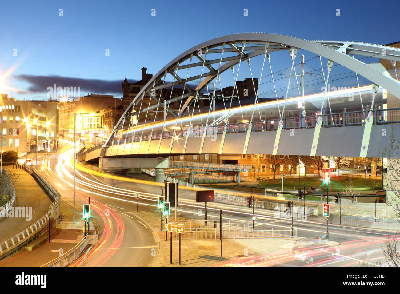 Park-Brücke über dem Park Square Kreisverkehr im Zentrum von der Stadt Sheffield, South Yorkshire England UK Stockfoto