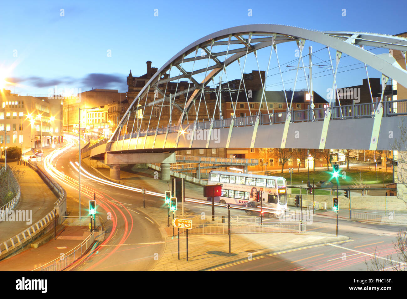 Sheffield, Yorkshire, Großbritannien 2016 A Straßenbahn kreuzt Park-Brücke über dem Park Square Kreisverkehr im Zentrum von der Stadt Sheffield, UK Stockfoto