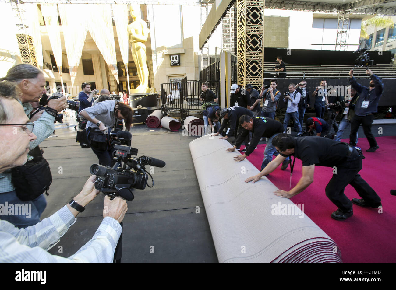 Hollywood, Kalifornien, USA. 24. Februar 2016. Arbeiter Rollen den roten Teppich für die Oscars vor dem Dolby Theater. 88. Academy Awards wird Sonntag, 28. Februar 2016 stattfinden. © Ringo Chiu/ZUMA Draht/Alamy Live-Nachrichten Stockfoto