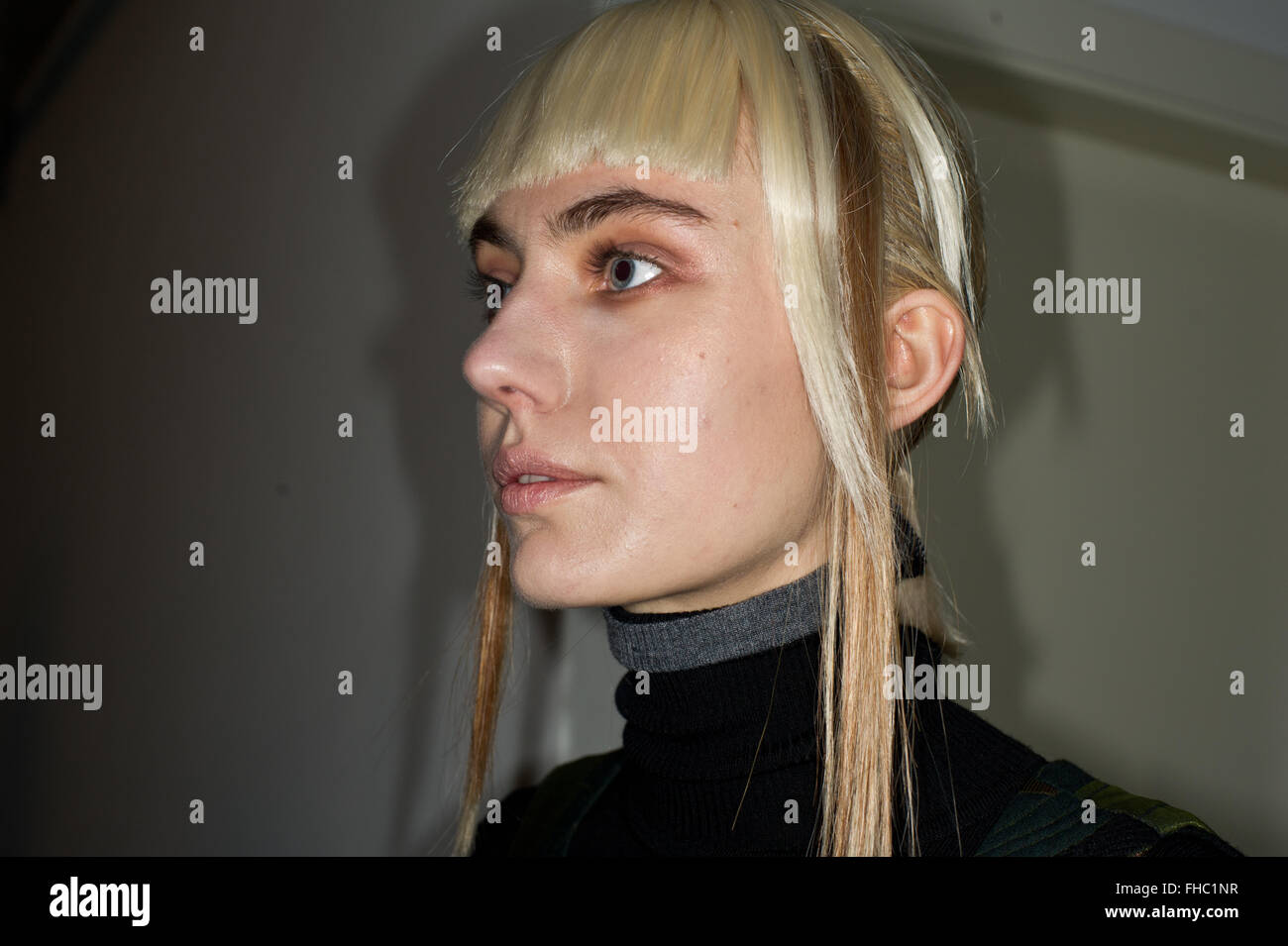 Mailand, Italien, 24. Februar 2016. Ein Modell sieht man hinter den Kulissen vor Sergei Grinko zeigen Credit: Gaetano Piazzolla/Alamy Live News Stockfoto