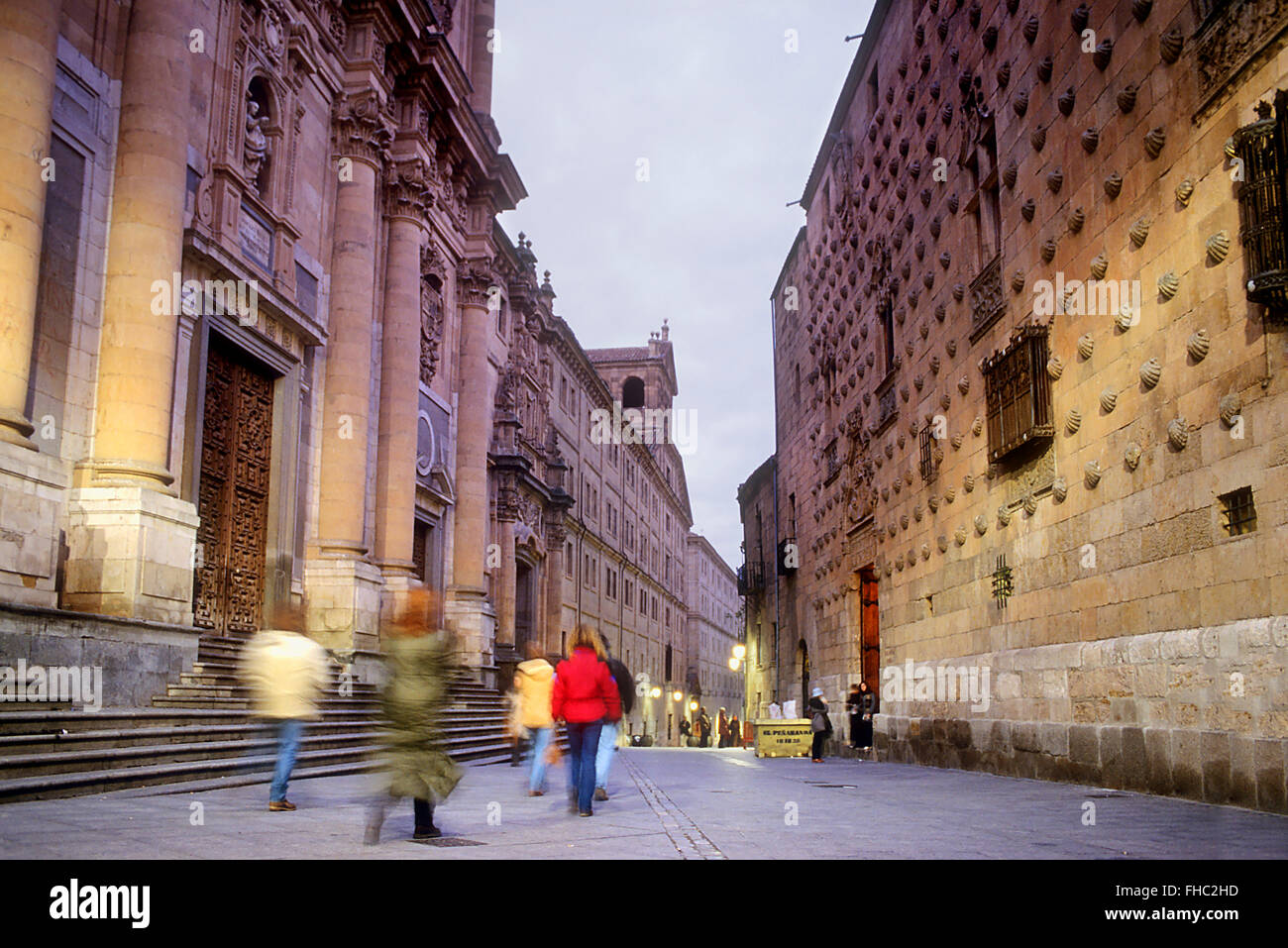 Bei richtigen Casa de Las Conchas Links at La Clerecía, Compañía Straße, Salamanca, Spanien Stockfoto