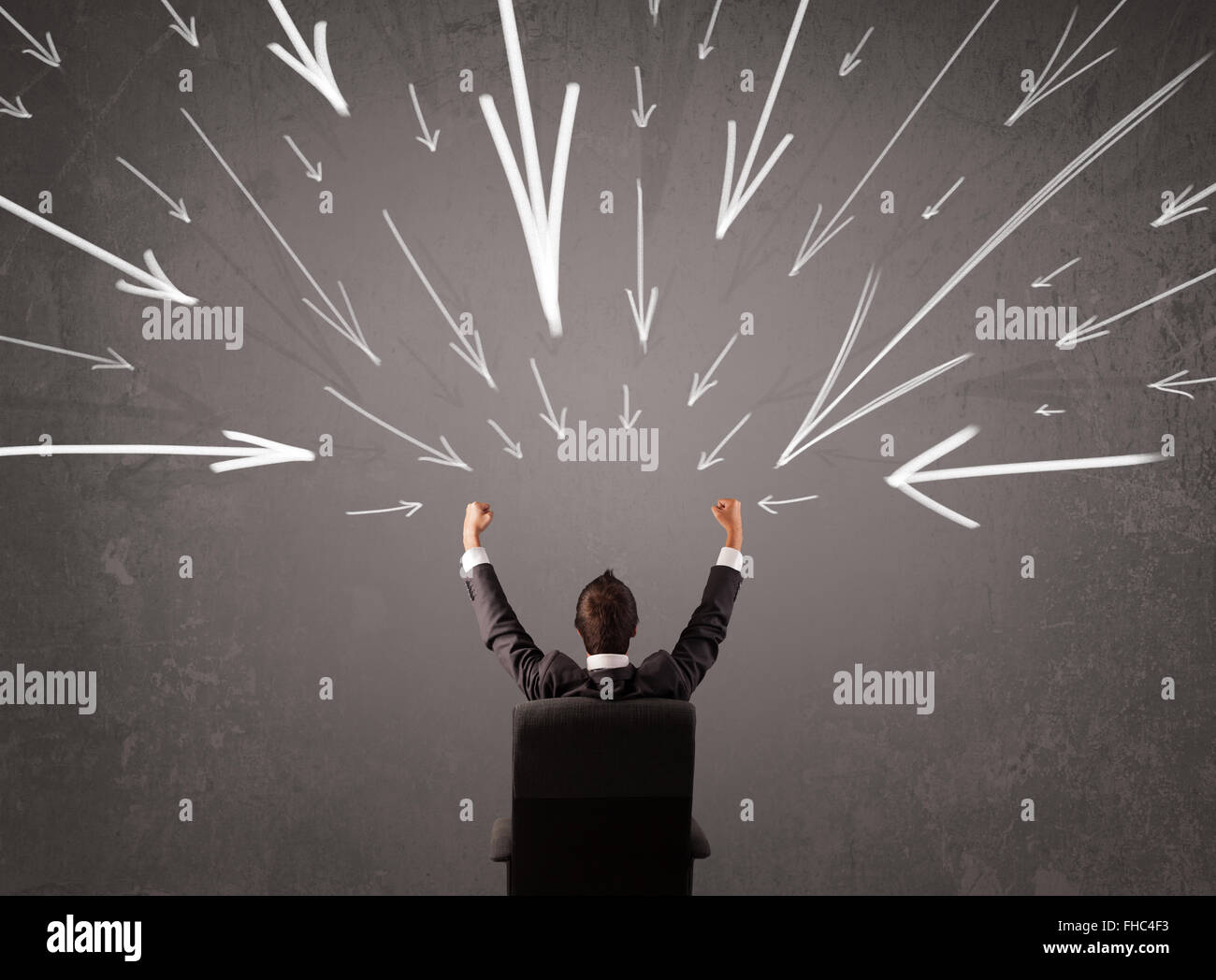 Business-Mann mit Hand gezeichnet Pfeile am Kopf Stockfotografie - Alamy