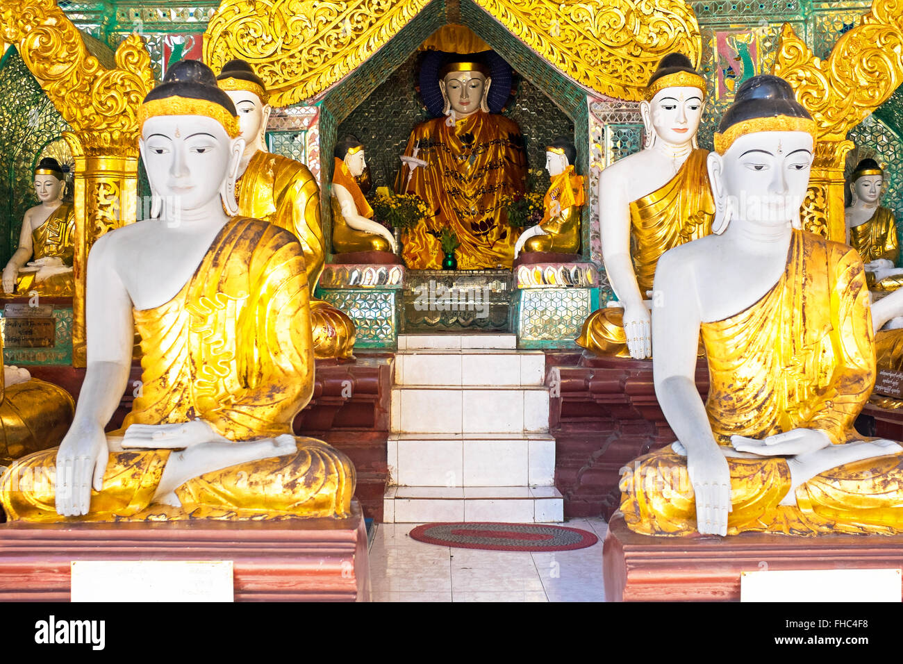 Buddha-Statuen in der Shwedagon-Pagode in Yangon, Myanmar Stockfoto