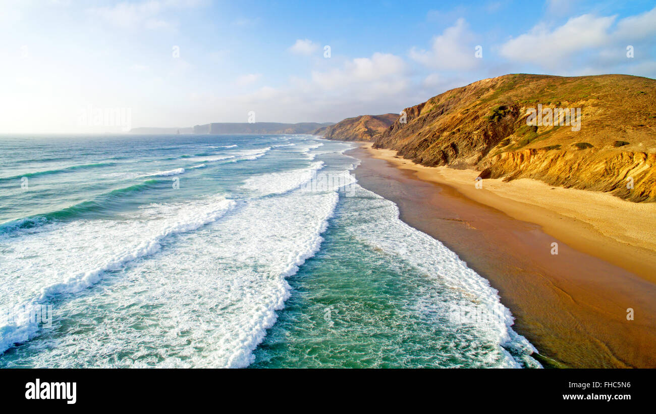 Luftaufnahmen von Praia Vale Figueiras in Portugal Stockfoto
