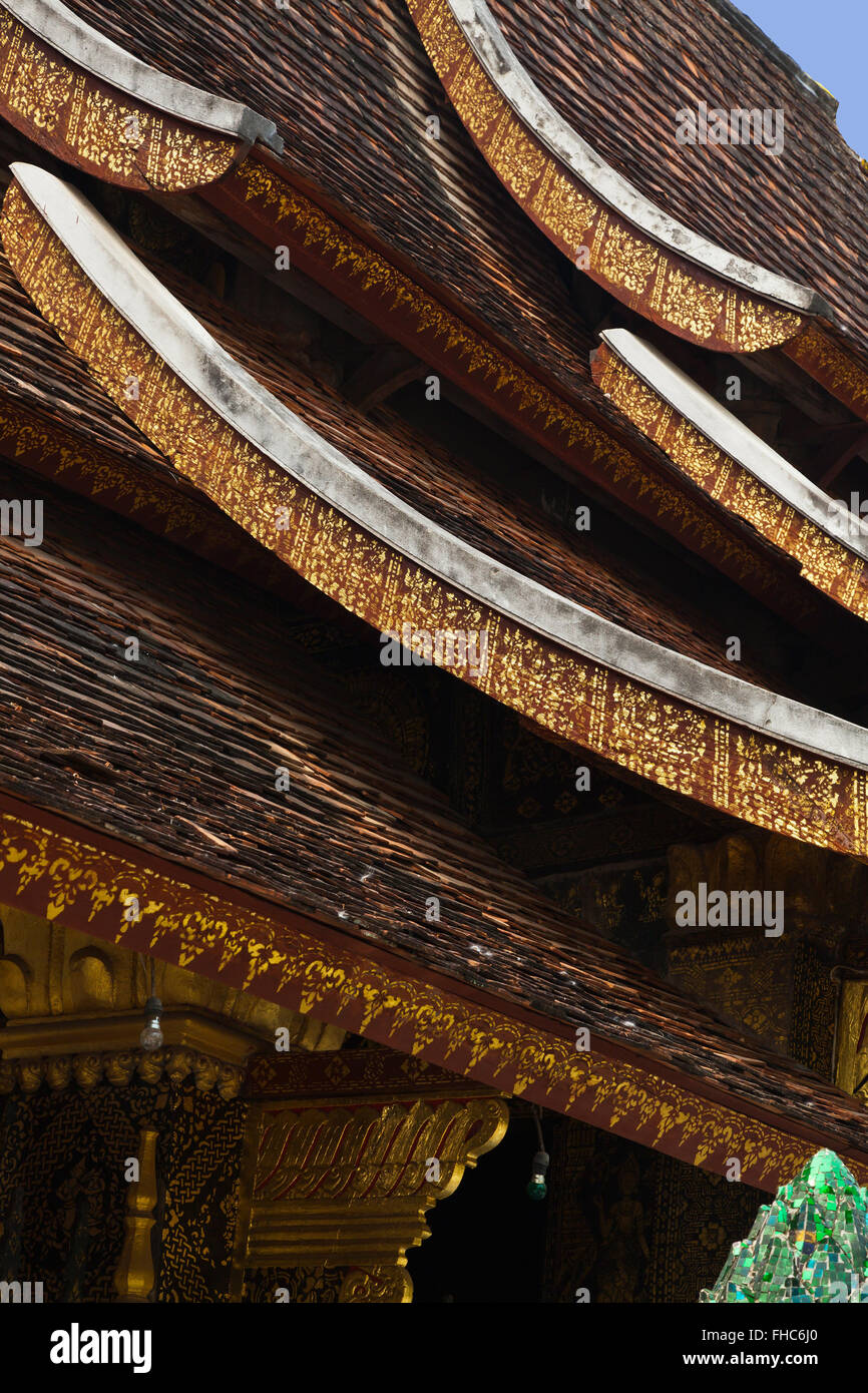 Pagodendach Stil des buddhistischen WAT XIENG THONG (Tempel der goldenen Stadt), erbaut im Jahre 1560 - LUANG PPROBANG, LAOS Stockfoto