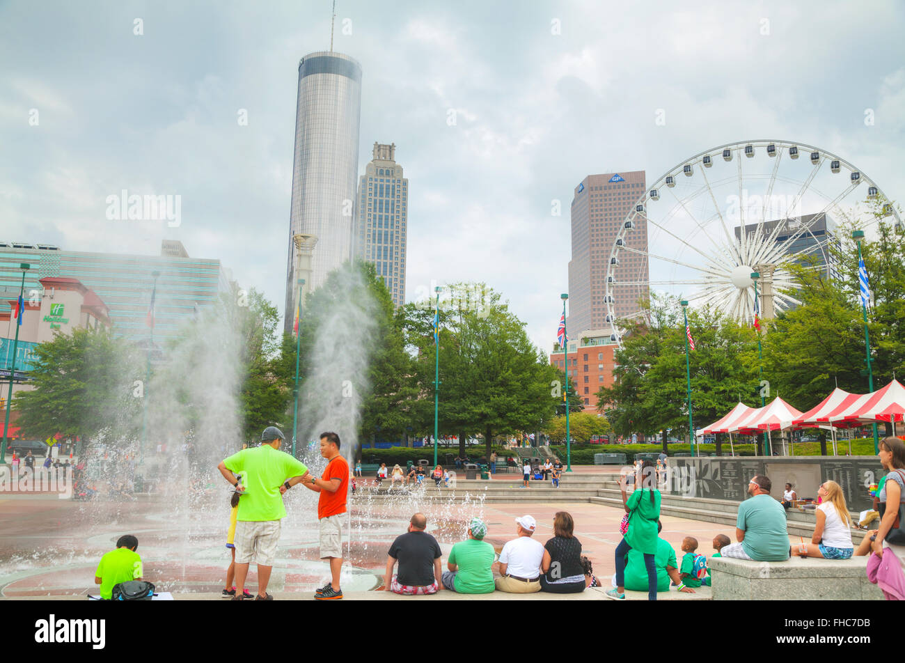 ATLANTA - 29 AUGUST: Centennial Olympic Park mit Menschen am 29. August 2015 in Atlanta, GA. Stockfoto