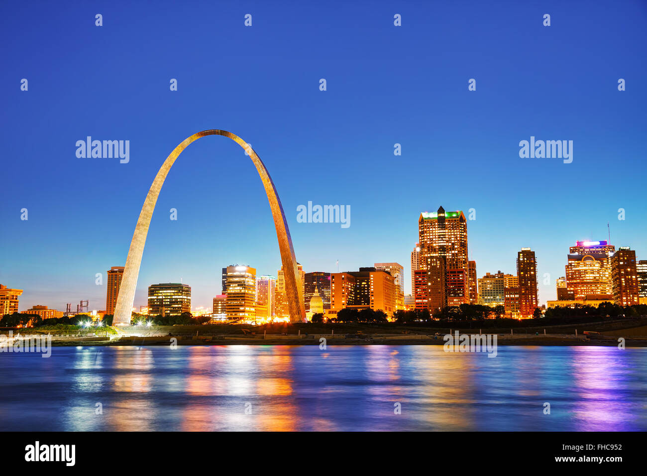Die Innenstadt von St. Louis, Missouri mit Old Courthouse und den Gateway Arch bei Sonnenuntergang Stockfoto