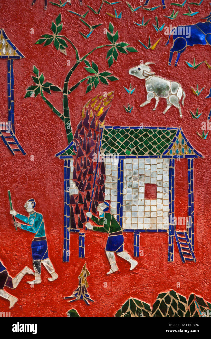 Glas-MOASAIC von einem Haus am Feuer in der buddhistischen WAT XIENG THONG Komplex (Tempel der goldenen Stadt), erbaut im Jahre 1560 - LUANG PRAB Stockfoto