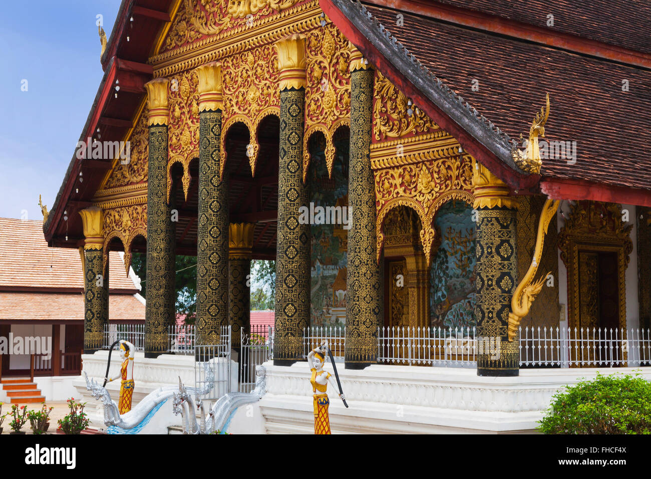 Aufwendige Spalten und Fassade eines buddhistischen Tempels - LUANG PRABANG, LAOS Stockfoto