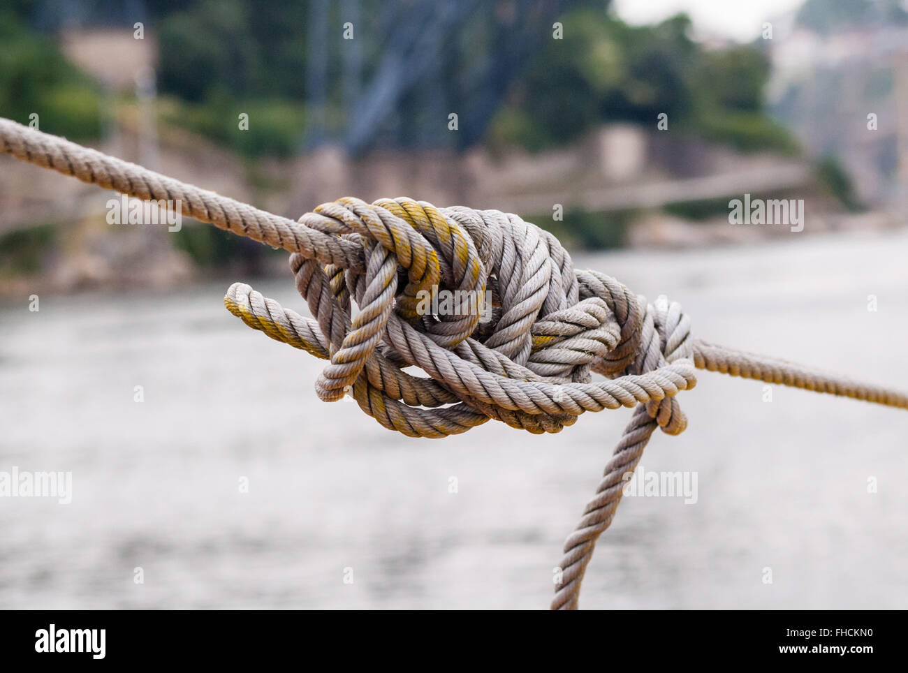 Detail der verworrenen Knoten im Seil angezogen. Stockfoto