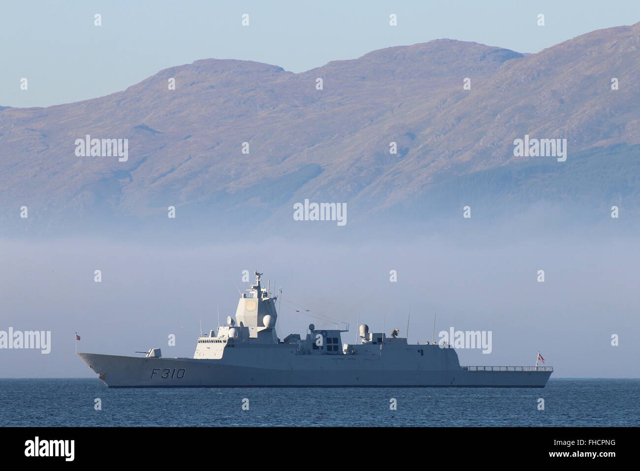 Die Fregatte Schiff KNM Fridtjof Nansen (F310) der norwegischen Marine, die Führung in ihrer Klasse von Gourock während gemeinsame Krieger 15-2 Stockfoto