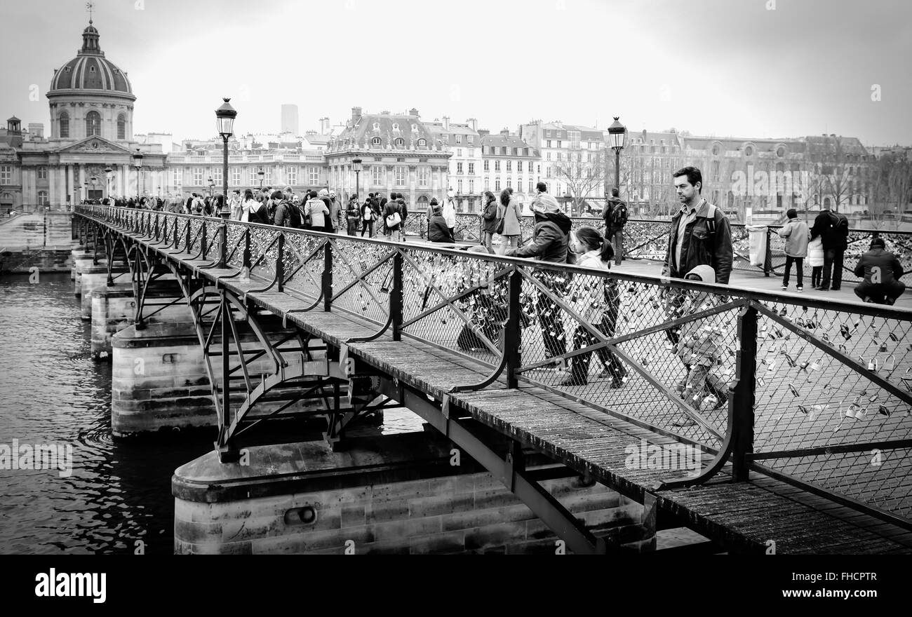 Paris, Frankreich - 17. März 2012: Touristen auf der Pont de l'Archeveche in Paris in Frankreich. Wann hat die Verwendung von einem Schloss Vorhängeschloss auf t Stockfoto