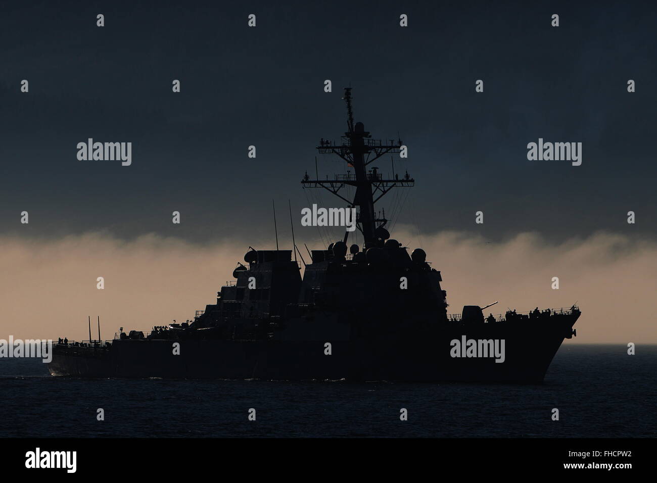 USS The Sullivans (DDG-68), ein Zerstörer der Arleigh-Burke-Klasse der United States Navy, kommt für die Übung Joint Warrior 15-2. Stockfoto