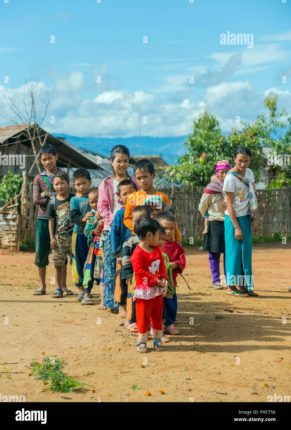 Kinder aufgereiht in einem Akha Dorf, Burma Stockfoto