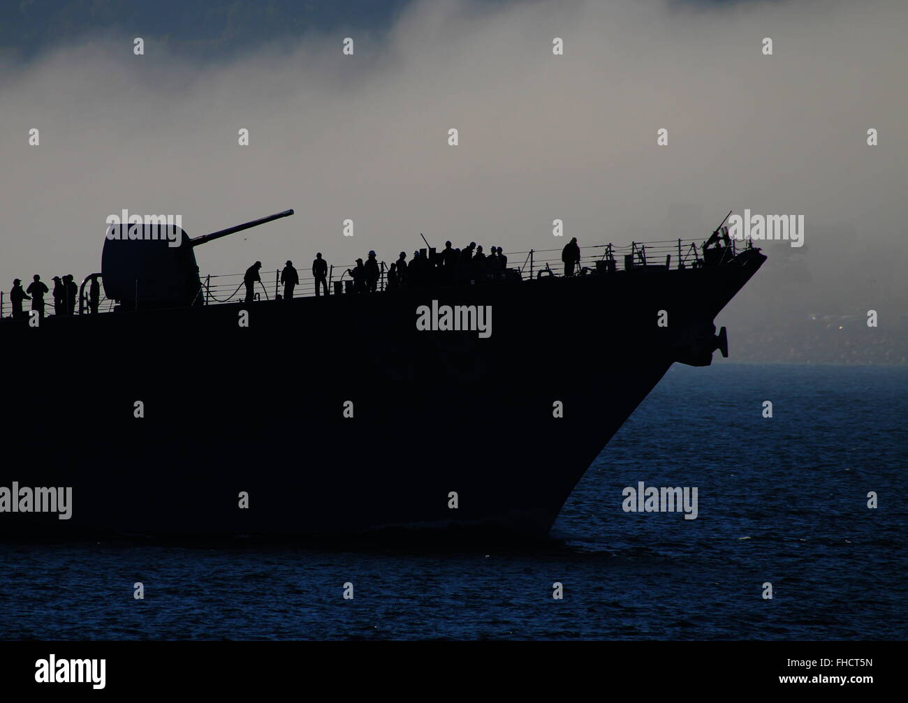 USS The Sullivans (DDG-68), ein Zerstörer der Arleigh-Burke-Klasse der United States Navy, kommt für die Übung Joint Warrior 15-2. Stockfoto