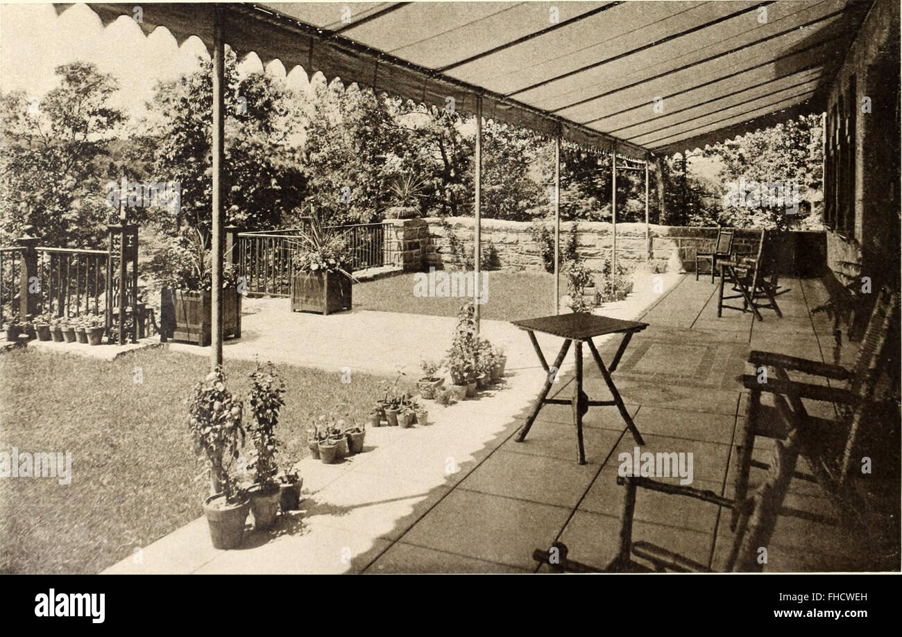 Eine 1905 erschienene Publikation, die sich mit dem Design und der Ästhetik amerikanischer Häuser und Gärten befasst und Trends in der Landschaftsgestaltung und Inneneinrichtung hervorhebt. Stockfoto