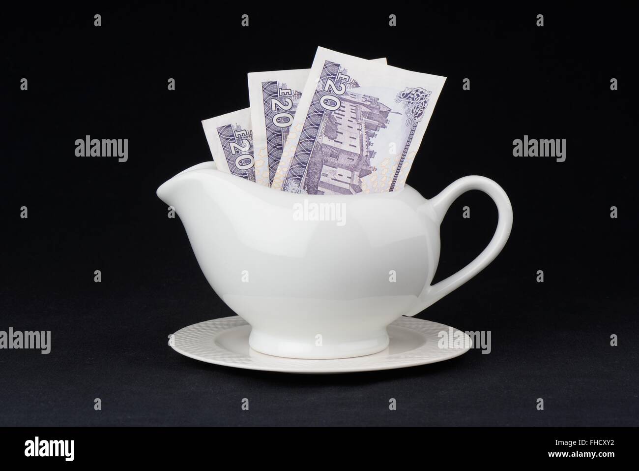 Konzept-Bild von 3 zwanzig Pfund-Noten der Royal Bank of Scotland Konfession in einer Soße Kanne Stockfoto