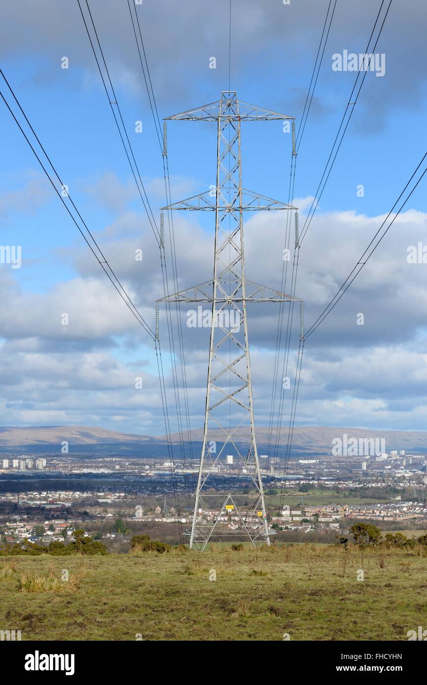 National Grid Strommast mit Blick auf die Stadt Glasgow, Scotland, UK Stockfoto