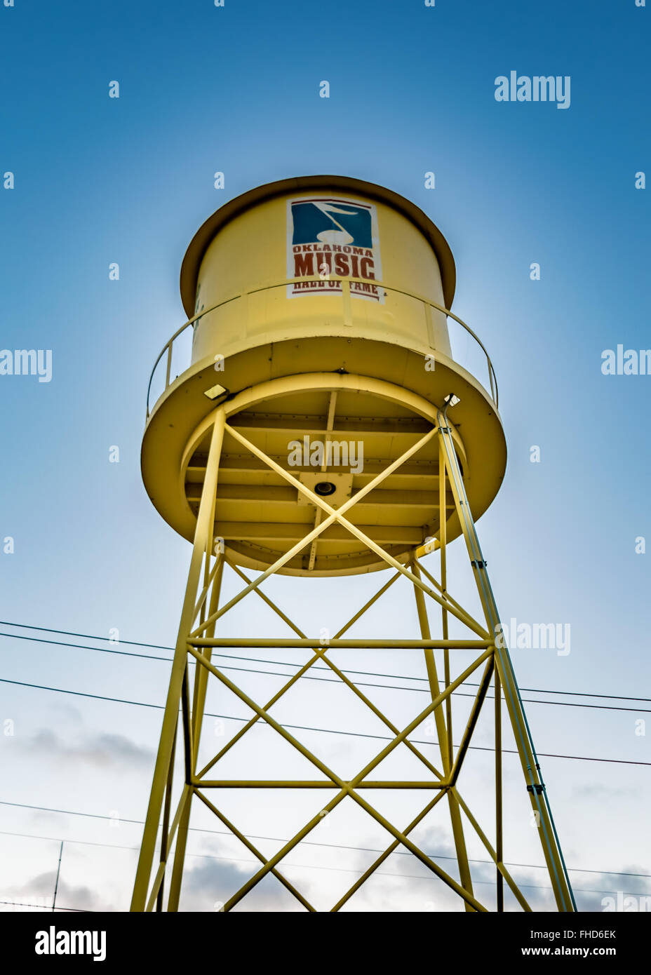 Wasserturm, der als einladendes Zeichen und Wahrzeichen von Oklahoma Music Hall of Fame in Muskogee dient Stockfoto