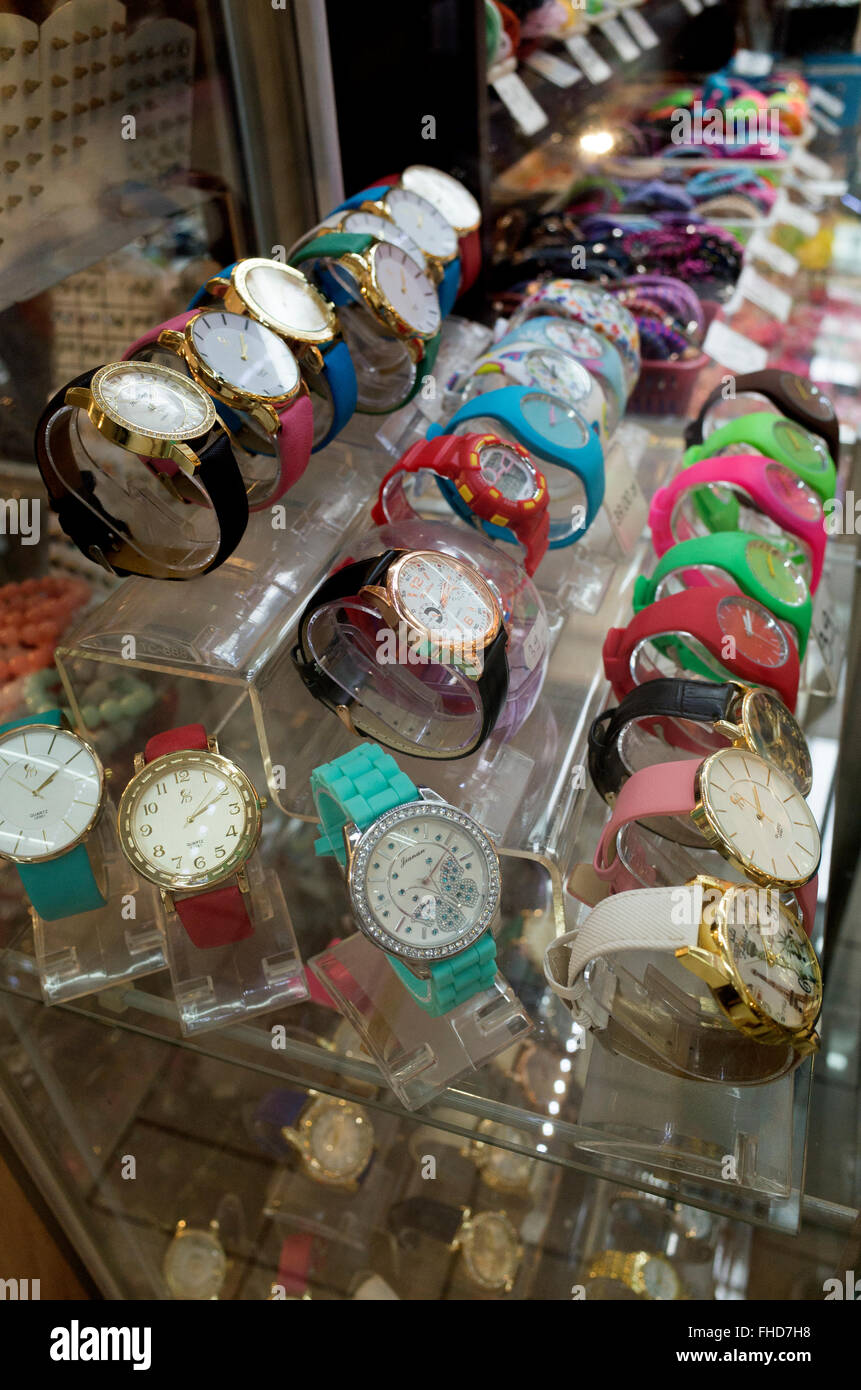 Oberes Display von Bling-Stil, die dekorativen mit fluoreszierende Farben Armbanduhren zu begegnen. Tomaszow Mazowiecki Zentralpolen Stockfoto