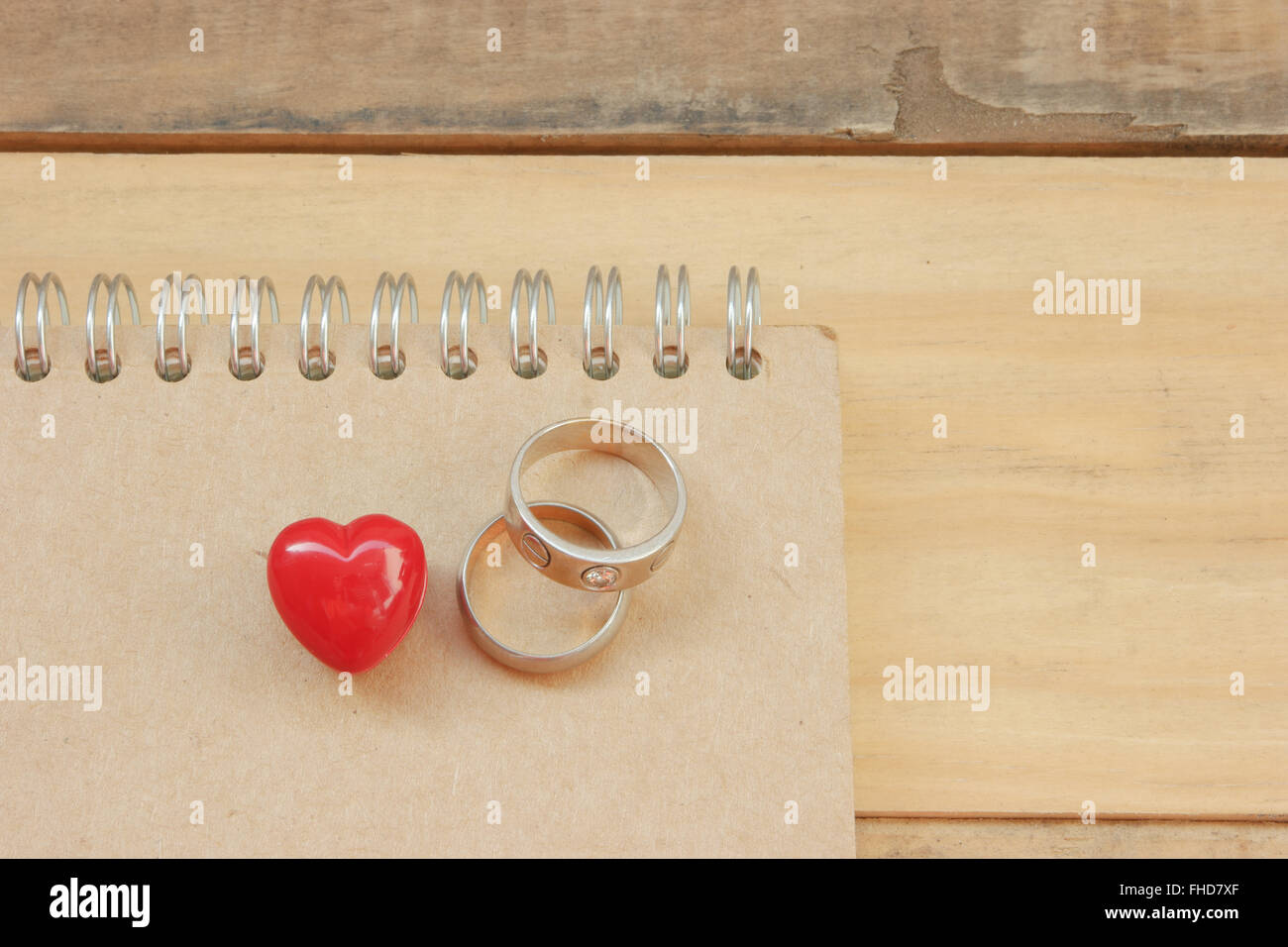 Rotes Herz mit einem Ring auf dem Anschreiben Brown. Stockfoto
