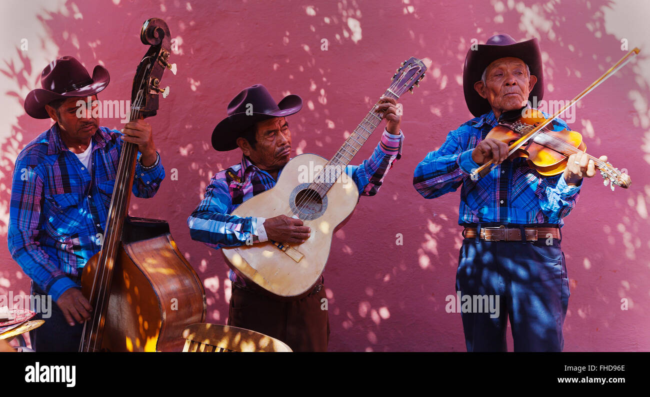 MEXIKANISCHE STRAßENMUSIKER Vorformen - SAN MIGUEL DE ALLENDE, Mexiko Stockfoto