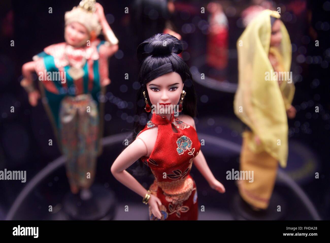 Mailand. 24. Februar 2016. Foto auf am 24. Februar 2016 zeigt eine chinesische Barbie-Puppe auf der Messe "Barbie-das Symbol" in Mailand, Italien. Die Ausstellung wird noch bis März 13 und im April in Rom anwesend sein. Mit 448 Stück die Ausstellung gliedert sich in fünf thematische Abschnitte, einschließlich "Barbie ist Mode", "Barbie Family", "Barbie-Karriere", "Puppen der Welt" und "Celebrity", erzählt die Geschichte von Barbie und ihre Auswirkungen auf Mode, design, Familienleben und Arbeitsplätze für Frauen. Bildnachweis: Jin Yu/Xinhua/Alamy Live-Nachrichten Stockfoto