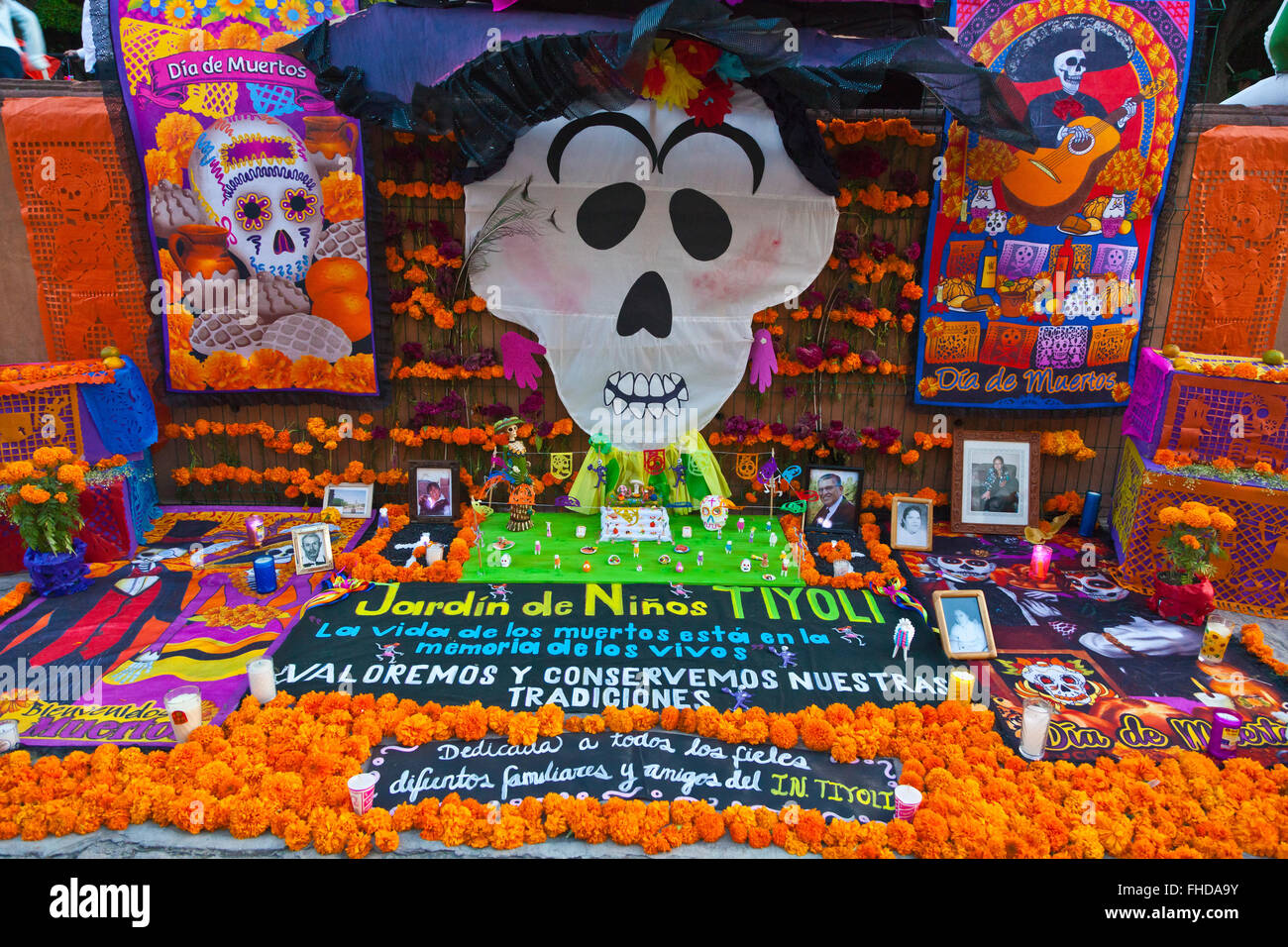Ein ALTAR eingerichtet im JARDIN, lieben zu Ehren, während der Tag der Toten - SAN MIGUEL DE ALLENDE, Mexiko gestorben Stockfoto
