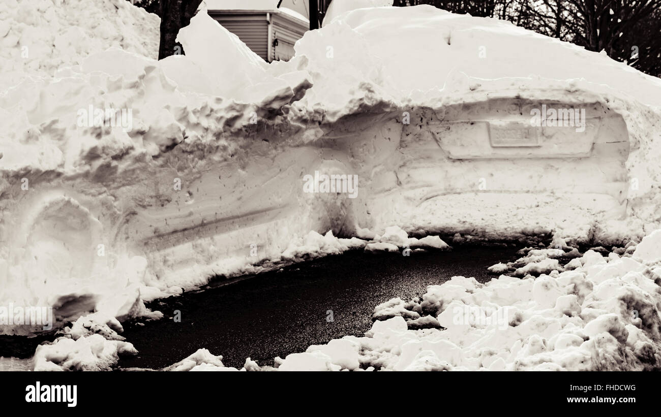 Impressum von Auto in Schneewehe Stockfoto