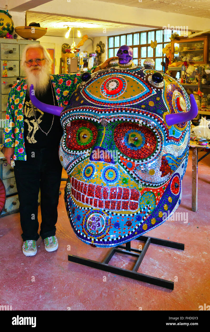 Künstler ANADO MCLAUCHLIN in seinem Atelier im LA CASA DE LAS RANAS und die Kapelle von JIMMY RAY - SAN MIGUEL DE ALLENDE, Mexiko Stockfoto