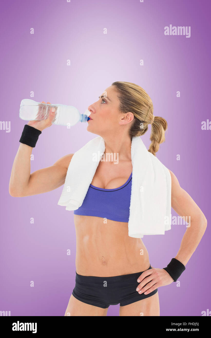 Zusammengesetztes Bild starke blonde aus Flasche Wasser trinken Stockfoto