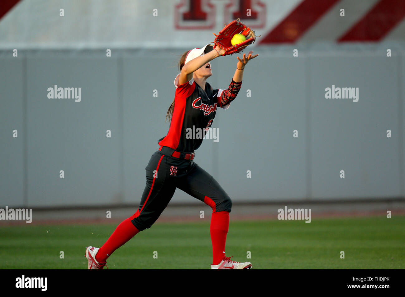 Houston, TX, USA. 24. Februar 2016. Houston Outfielder Katie St. Pierre #26 fängt einen Fly Ball für eine während der NCAA-Softball-Spiel zwischen Houston und Texas A & M vom Cougar Softball Stadium in Houston, Texas. Kredit-Bild: Erik Williams/Cal Sport Media/Alamy Live News Stockfoto