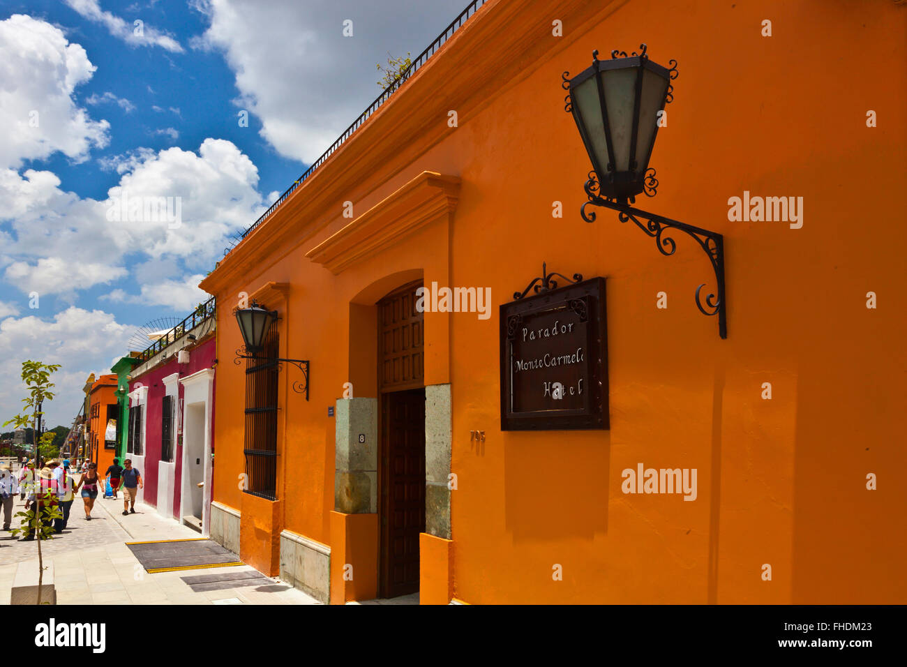 Bunt bemalten Häuser und Geschäfte säumen die Straßen in OAXACA, Mexiko Stockfoto