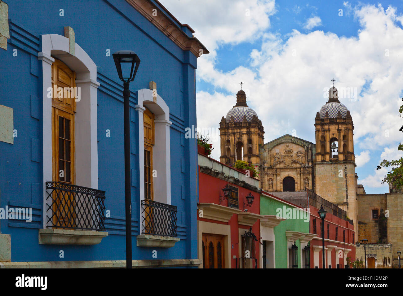 Bunt bemalten Häuser und Geschäfte säumen die Straßen vor SANTA DOMINGO Kirche - OAXACA, Mexiko Stockfoto