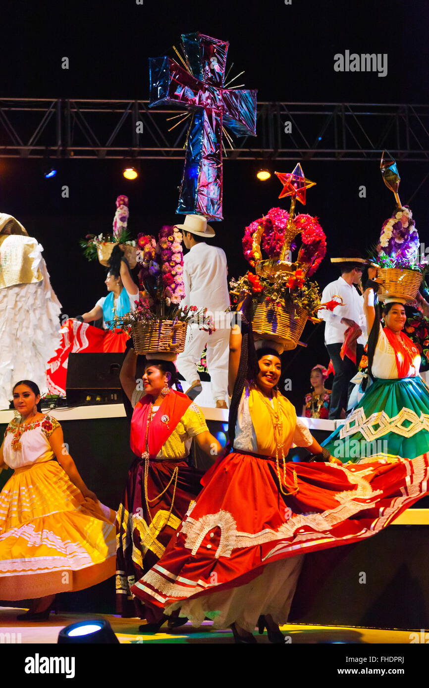 VOLKSTÄNZER führen in die Plaza De La Danza während des GUELAGUETZA-Festivals im Juli - OAXACA, Mexiko Stockfoto