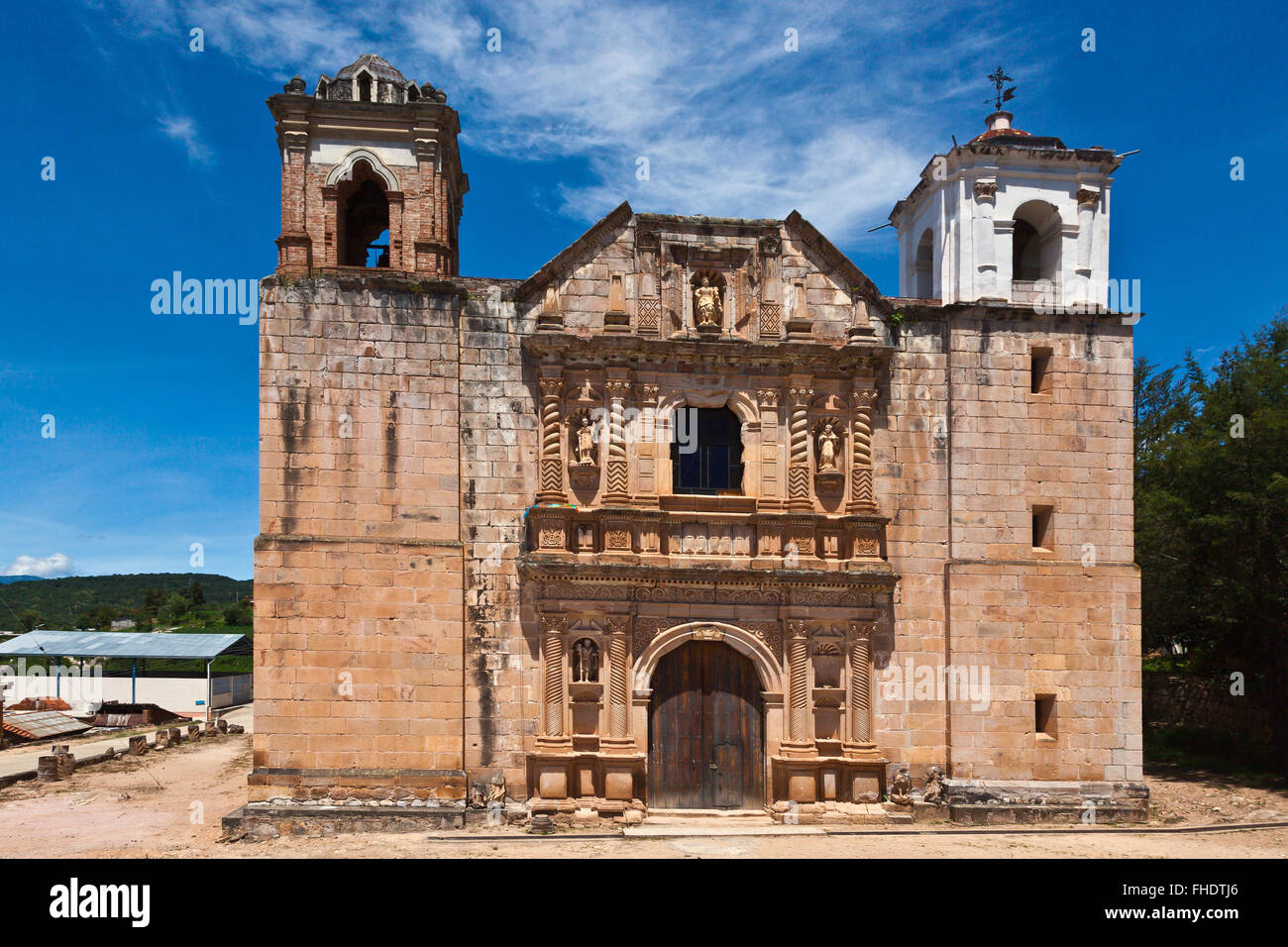 Eine historische katholische Kirche in eine kleine Bergstadt - Bundesstaat OAXACA, MEXICO Stockfoto